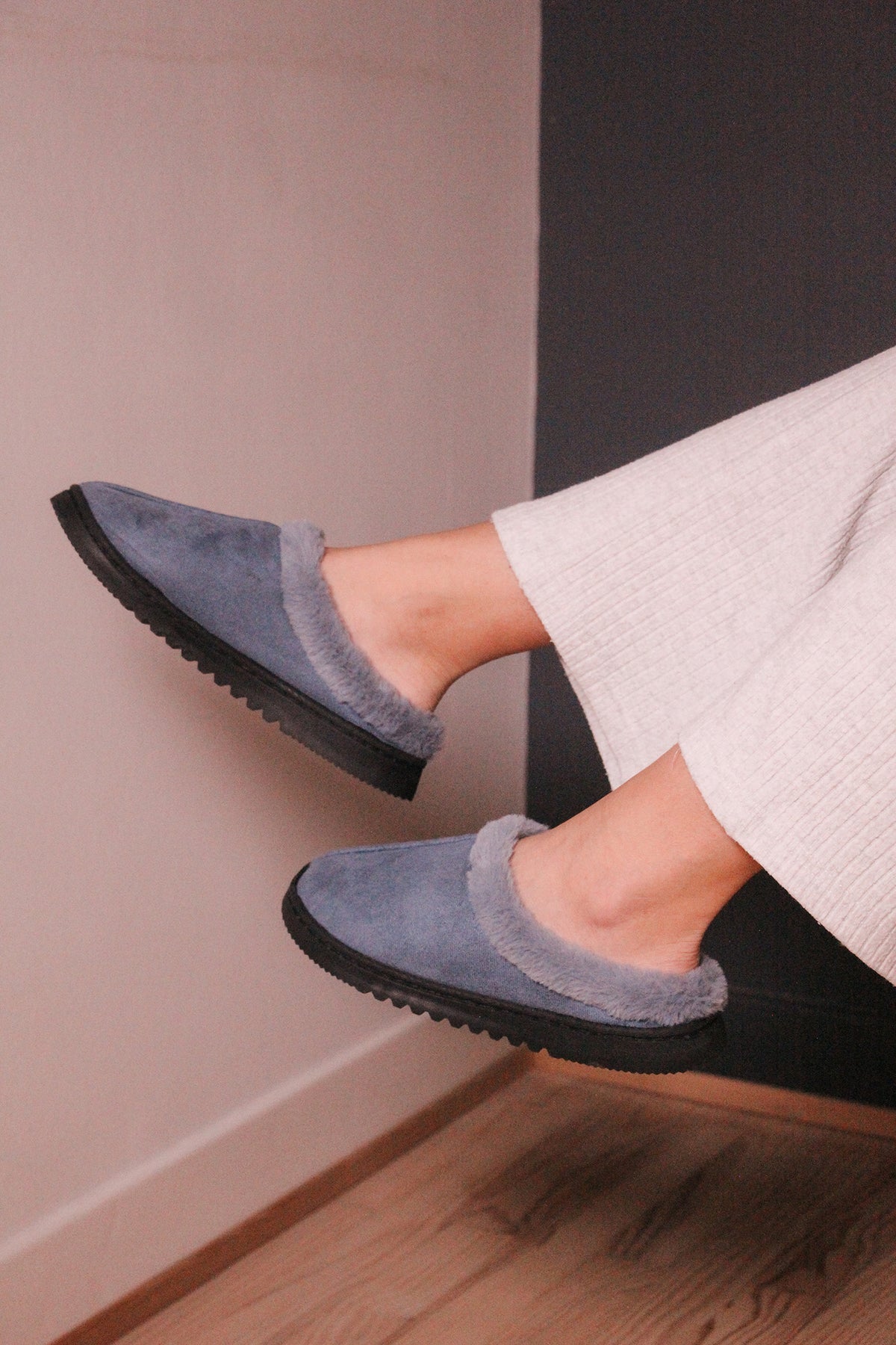 Chaussons fermés gris avec fausse fourrure - Eleven Paris