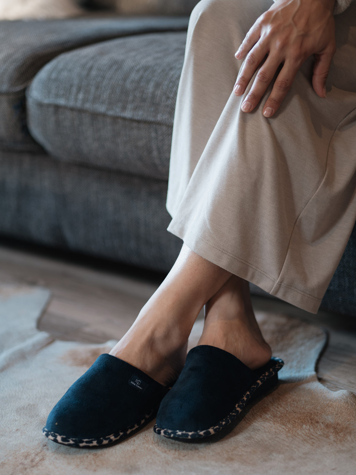 Chaussons mules bleu marine à semelle compensée - Nina Casari