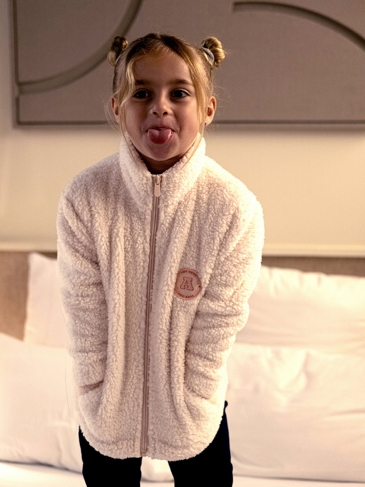 Veste polaire sherpa rose clair avec écusson brodé - Amy Rose